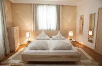 Naturholz-Design Doppelzimmer mit Balkon