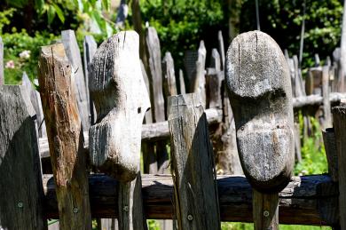 Zoccoli di legno su steccato