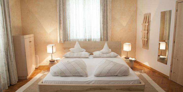 Naturholz-Design Doppelzimmer mit Balkon